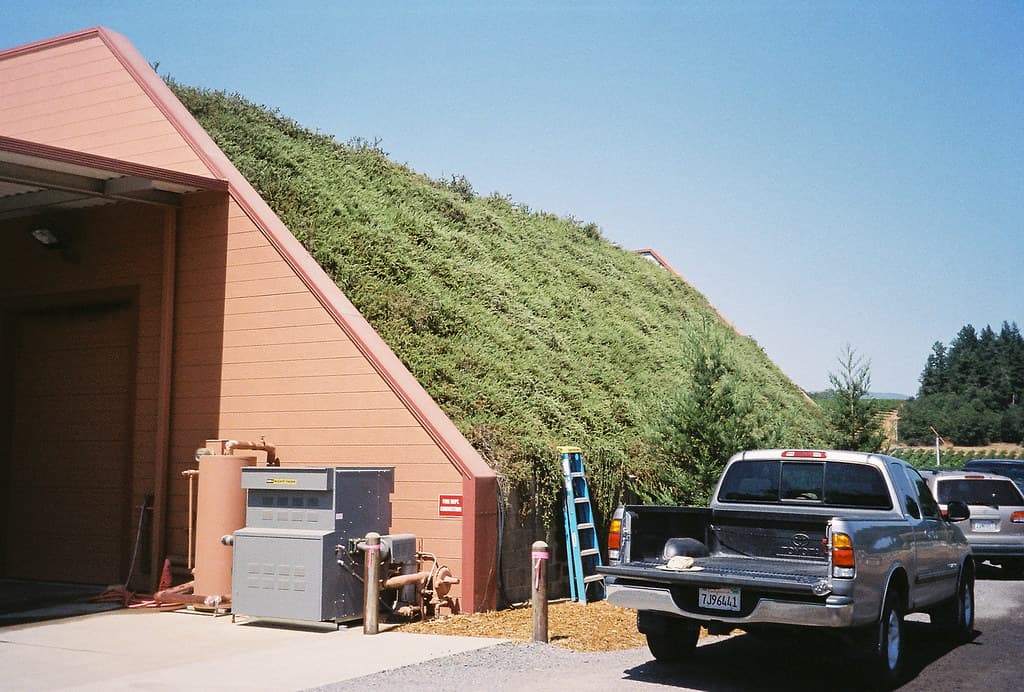 Photo: Katy Frankel (CC BY-SA 2.0) Nalle winery building with a grass-covered earthen roof beside the gravel parking area