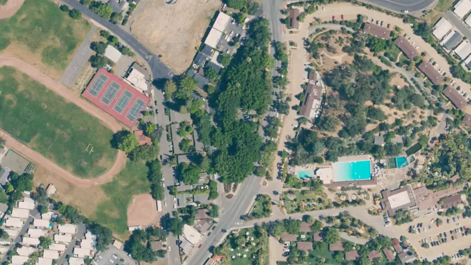 Aerial view of Cottage Grove Inn – Picnic basket for guests and its surroundings